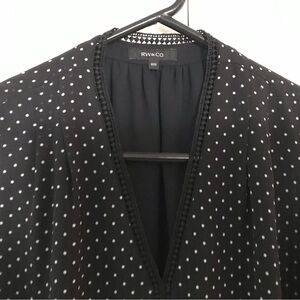 RW&Co Woman Black/White Lined Sleevless V Neck Brocade Trim Blouse size …